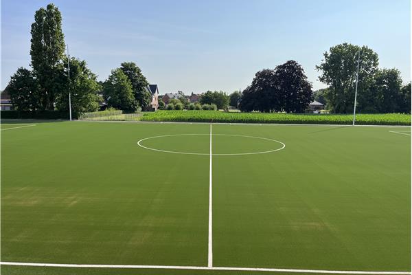 Aanleg kunstgras en natuurgras voetbalveld, petanque, speelgazons, verlichting en infrastructuur De Kouter - Sportinfrabouw NV